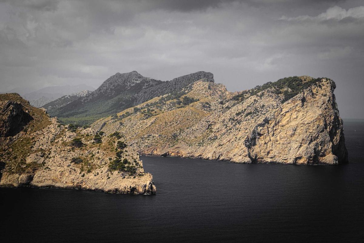 Vaste plateau désertique traversé par une piste caravanière